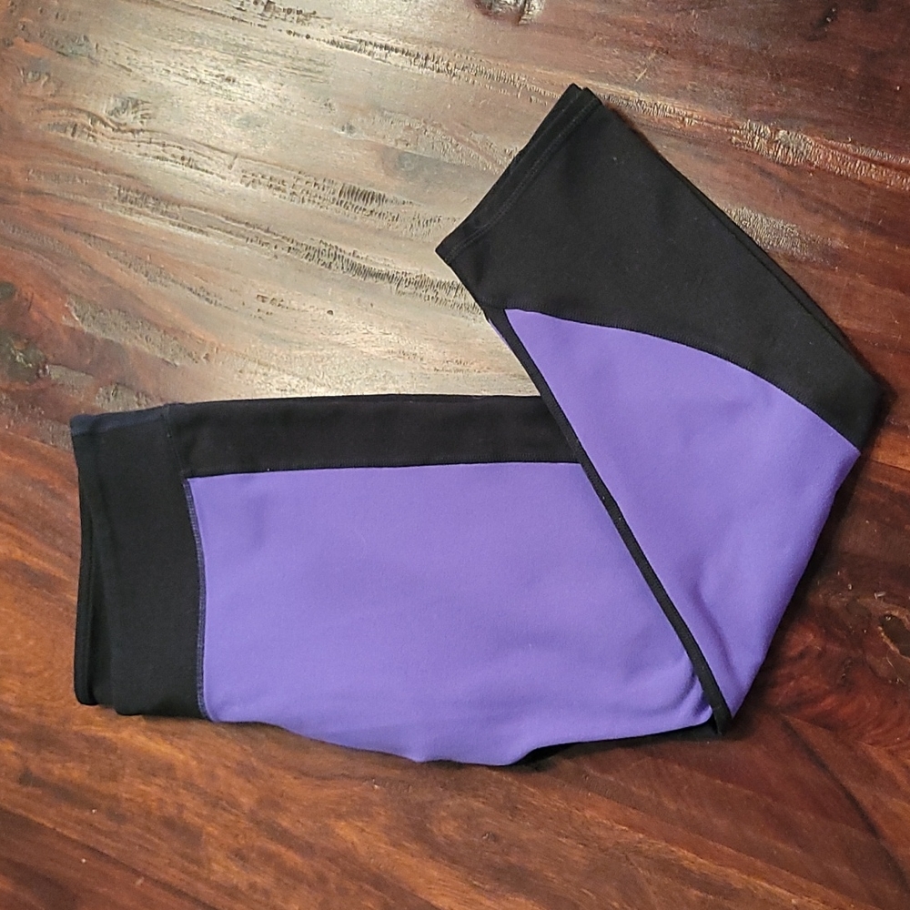 Fabletics leggings! Midrise/mid-calf. Size M